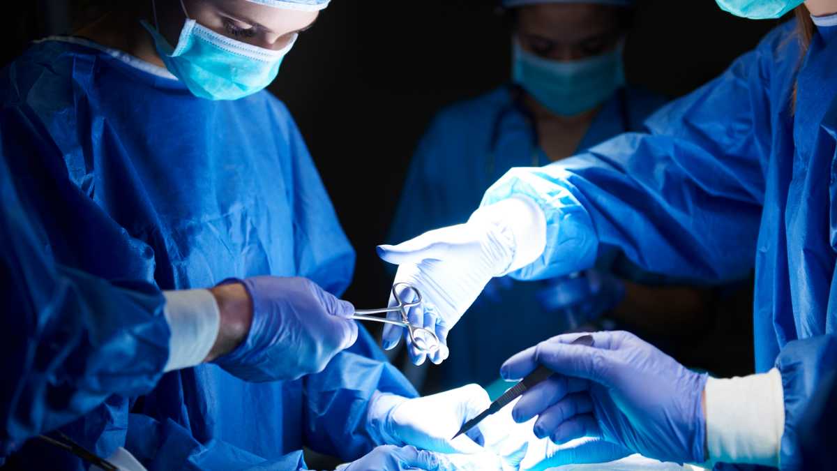 Featured image for “Todos estaban en silencio viendo la camilla pasar”